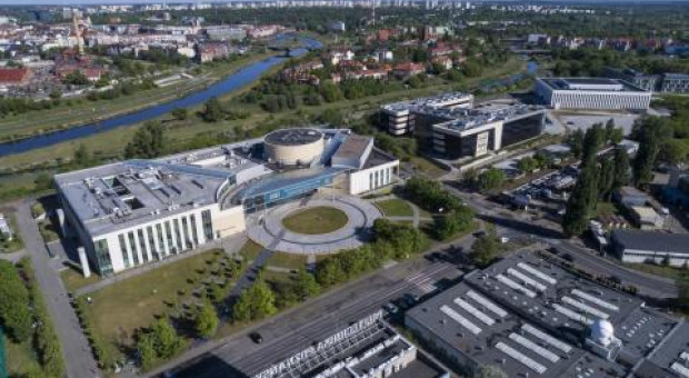 Na projekty i programy naukowe, a co za tym idzie rozwój jednostek naukowych, Unia Europejska w minionej perspektywie finansowej przeznaczyła miliardy euro (fot. Twitter/Politechnika Poznańska) Dostali spory zastrzyk gotówki na technologiczne projekty