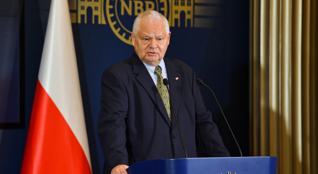 Glapiński stwierdził też, że dzięki temu, że NBP rozpoczął luzowanie ilościowe, nie doszło w Polsce do znaczącego wzrostu bezrobocia. (fot. PAP/Radek Pietruszka) Pensje coraz wyższe. To efekt podwyższonej inflacji czy żądań pracowników?