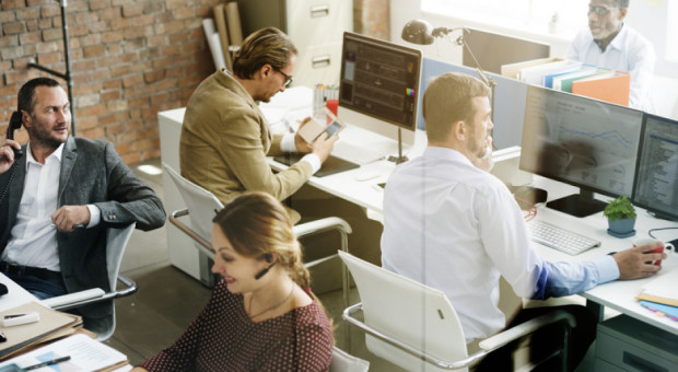 Sektor usług biznesowych pomimo pandemii jest wciąż jednym z najszybciej rosnących sektorów polskiej gospodarki (Fot. Shutterstock) Polska wygra wyścig o tysiące miejsc pracy? Rozwiejemy wątpliwości podczas debaty