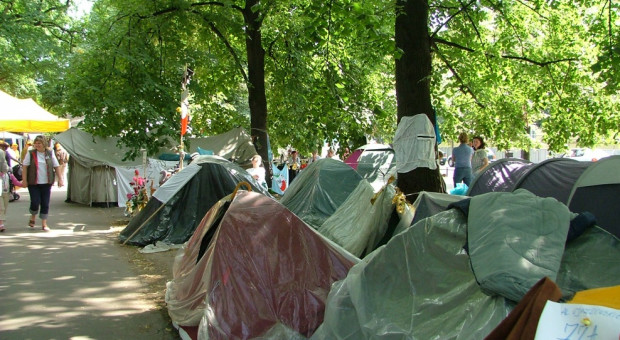 Białe miasteczko w 2007 r. w Warszawie (Fot. Alina Zienowicz/ wikimedia) Medycy nie odwołali protestu. Białe miasteczko powstanie
