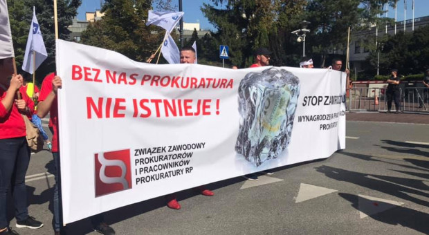 Głównymi postulatami protestujących są: podwyżka wynagrodzeń i rezygnacja z planów ich "zamrożenia" (fot. Facebook/ZZ Prokuratorów i Pracowników Prokuratury RP - Rada Okręgowa w Gliwicach) Zablokowali Warszawę na kilka godzin. Liczą na rozwiązanie problemów