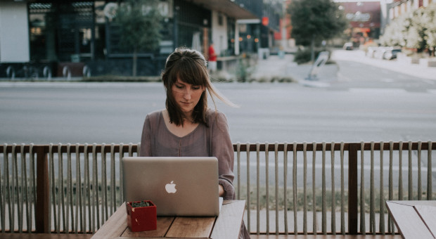(Fot. unsplash.com/ Jorik Kleen) Praca zdalna zmieni funkcjonowanie i życie w mieście