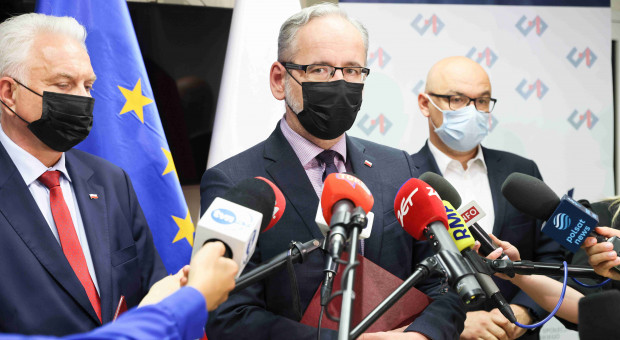 Wiceminister zdrowia Waldemar Kraska, minister Adam Niedzielski i prezes NFZ Filip Nowak podczas konferencji prasowej po spotkaniu z Ogólnopolskim Komitetem Protestacyjno-Strajkowym (fot. PAP/Leszek Szymański) Rząd chce rozmawiać z medykami o "konkretnych liczbach"