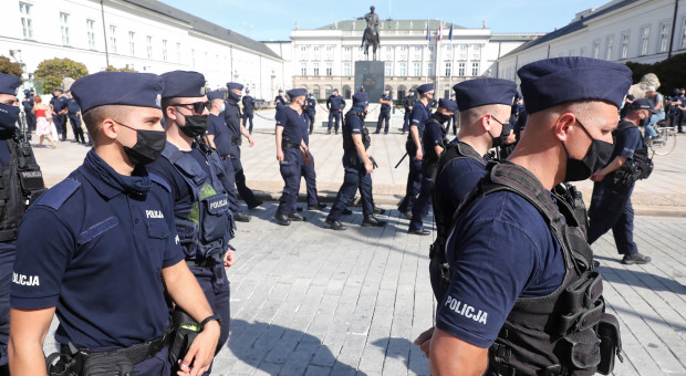 Drugi segment nowej ustawy modernizacyjnej to wzmocnienie etatowe służb mundurowych (fot. PAP/Tomasz Gzell) Rząd proponuje dodatkowe 5,5 mld zł na pensje służb mundurowych