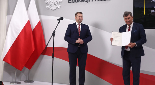Minister edukacji i nauki Przemysław Czarnek i rektor Akademii Zamojskiej dr hab. Paweł Skrzydlewski (fot. PAP/Tomasz Gzell) "Po 237 latach odnawiamy Akademię Zamojską"