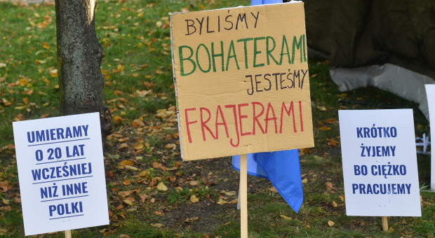 Protest pracowników ochrony zdrowia w tzw. "białym miasteczku" przed siedzibą Kancelarii Prezesa Rady Ministrów w Warszawie (fot. PAP/Radek Pietruszka) Protestujący lekarze powinni "doprecyzować" swoje postulaty