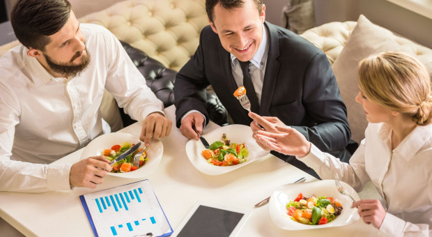 Blisko 2/3 najemców budynków biurowych wskazało restaurację lub kantynę jako najważniejszą usługę spośród wszystkich oferowanych w budynku (Fot. Shutterstock) Oto dwie rzeczy, które obowiązkowo muszą być w biurowcu. Reszta jest mniej ważna