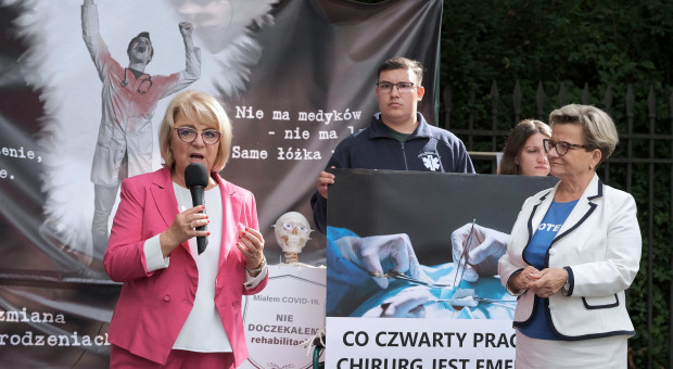 Prezes Naczelnej Rady Pielęgniarek i Położnych Zofia Małas i przewodnicząca Ogólnopolskiego Związku Zawodowego Pielęgniarek i Położnych Krystyna Ptok podczas protestu pracowników ochrony zdrowia (fot. 21914042.jpg | WARSZAWA BIAŁE MIASTECZKO PRZED KPRM Zofia Małas, Krystyna Ptok Warszawa, 14.09.2021. Przewodnicząca Ogólnopolskiego Związku Zawodowego Pielęgniarek i Położnych Krystyna Ptok (P) i prezes Naczelnej Rady Pielęgniarek i Położnych Zofia Małas (L) podczas kolejnego dnia protestu pracowników ochrony zdrowia w tzw. "białym miasteczku" przed siedzibą Kancelarii Prezesa Rady Ministrów w Warszawie, 14 bm. Protestujący domagają się między innymi wyższych zarobków i lepszych warunków pracy oraz zmian w systemie ochrony zdrowia. (fot. PAP/Mateusz Marek) Medycy piszą do premiera i prezesa PiS. Chcą "realnego dialogu"