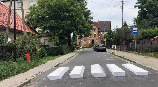Boguszów-Gorce to już szóste miasto w Polsce, które przetestuje zyskujące na popularności trójwymiarowe pasy (Fot. Mat. pras.) Budimex dba o bezpieczeństwo dzieci na drogach. Maluje kolejne pasy 3D