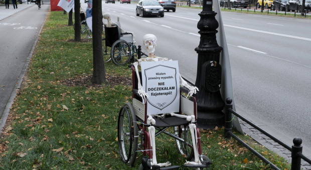 Białe Miasteczko 2.0" powstało 11 września po sobotniej manifestacji pracowników ochrony zdrowia (PAP/Mateusz Marek) Rezydenci z Białego miasteczko: nie chodzi nam wyłącznie o wynagrodzenia