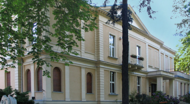Rektorat PWSFTviT w Łodzi (fot. HuBar/WIkipedia/CC BY-SA 2.5) Na reżyserię w łódzkiej filmówce przyjęto same kobiety. "Gender u nas nie obowiązuje"