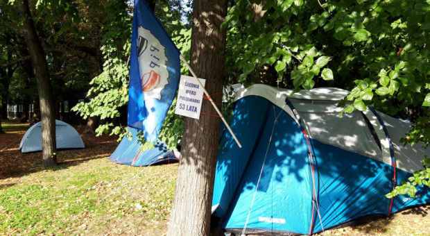 Białe Miasteczko przed KPRM w Warszawie (Fot. Luiza Jakubiak/RynekZdrowia.pl) Jest termin spotkania protestujących medyków z ministrem