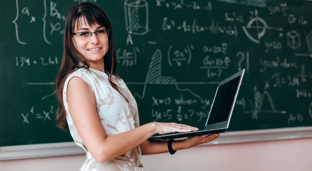 Osią Przewodnika 4.0 będzie kurs online, pozwalający na podniesienie kwalifikacji nauczycieli szkół ponadpodstawowych (fot. shutterstock) Powstaje przewodnik dla nauczycieli o tym, jak kształcić kompetencje przyszłości