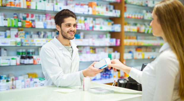 Już nie tylko iniekcje antycovidowe mają być możliwe w aptece, z tym że te są bezpłatne (fot. shutterstock) Farmaceuci będą mogli szczepić w aptece