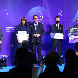 <p>Nagrody wręczyli Wojciech Kuśpik, prezes grupy PTWP, inicjator Europejskiego Kongresu Gospodarczego w Katowicach (po prawej) oraz Mariusz Skiba, wiceprezydent Katowic (po lewej) (fot. PTWP)</p>