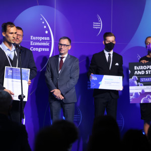 <p>Nagrody wręczyli Wojciech Kuśpik, prezes grupy PTWP, inicjator Europejskiego Kongresu Gospodarczego w Katowicach (po prawej) oraz Mariusz Skiba, wiceprezydent Katowic (po lewej) (fot. PTWP)</p>