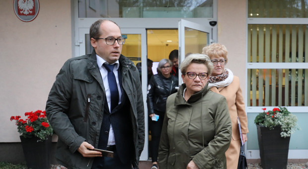 Wiceprezes Naczelnej Rady Lekarskiej Artur Drobniak i przewodnicząca Ogólnopolskiego Związku Zawodowego Pielęgniarek i Położnych Krystyna Ptok po spotkaniu z przedstawicielami ministerstwa (fot. PAP/Paweł Supernak) Protestujący medycy "zawiedzeni i rozczarowani" po spotkaniu z rządem