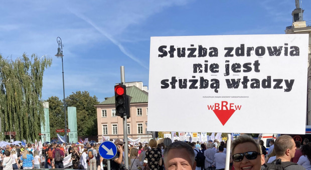 Przewodniczący OZZS wBREw Witold Solski wspiera protestujących medyków (fot. Facebook/wbrew.org) Przez 2,5 roku nie było chętnych. W końcu jest! Pierwszy taki związek zawodowy w Polsce