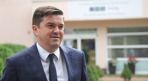 Rzecznik prasowy Ministerstwa Zdrowia Wojciech Andrusiewicz (fot. PAP/Wojciech Olkuśnik IV fala się rozkręca. Już wkrótce będziemy mieli tysiąc zakażeń dziennie
