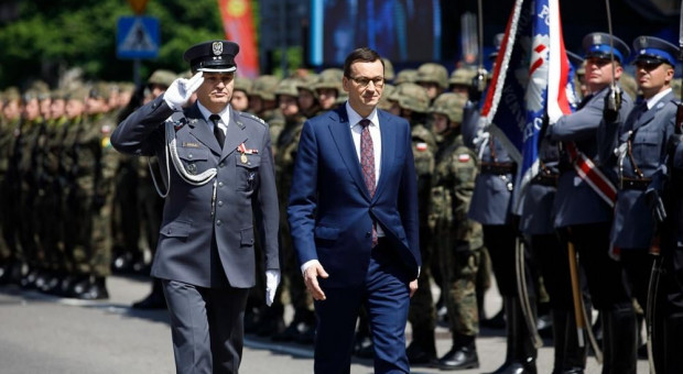 Porozumienie przewiduje podwyżkę uposażeń dla funkcjonariuszy służb podległych MSWiA od 1 stycznia 2022 r. w kwocie 677 zł brutto, czyli 500 zł na rękę. (Fot. facebook.com/MorawieckiPL) Premier skomentował porozumienie pomiędzy MSWiA i związkami zawodowymi służb mundurowych