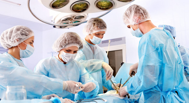(Fot. Pixabay) Ile zarabia pielęgniarka, lekarz, ratownik, opiekun, farmaceuta? Mniej niż w ustawie być nie może