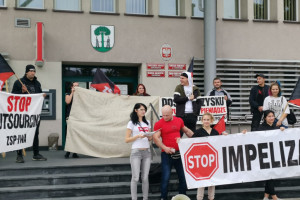 Salowe protestowały w Jaworznie. Domagają się umów o pracę i wypłaty zaległych dodatków