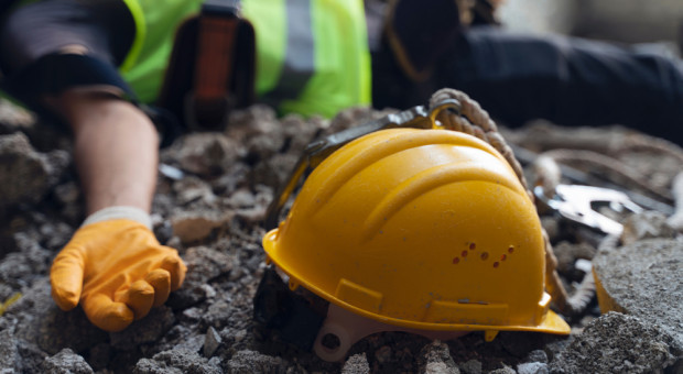 Śledztwo prowadzone jest w sprawie wypadku przy pracy ze skutkiem śmiertelnym. (Fot. Shutterstock) Śmiertelny wypadek na budowie. Sprawę bada PIP i prokuratura