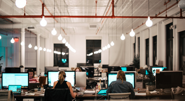 W tej chwili branża SSC/BPO zatrudnia 355 tys. osób (Fot. Israel Andrade/Unsplash) Rosną na przekór kryzysowi i zatrudniają. Drzwi do tych firm stoją otworem