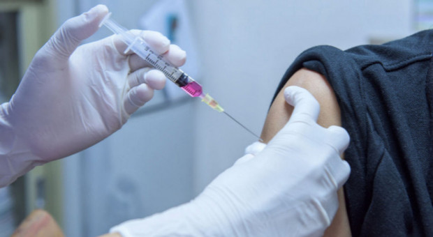 Linie lotnicze wprowadziły obowiązkowe szczepienia dla pracowników (fot. shutterstock) Znana firma zwolni niezaszczepionych pracowników. Dostali już ultimatum