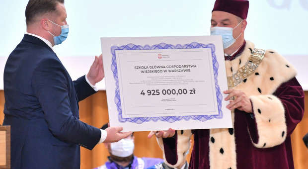 Minister edukacji i nauki Przemysław Czarnek i rektor SGGW prof. Michał Jerzy Zasada podczas uroczystej inauguracji roku akademickiego 2021/2022 w Szkole Głównej Gospodarstwa Wiejskiego w Warszawi (fot. PAP/Radek Pietruszka) Na uczelnie trafi w tym roku dodatkowy miliard złotych