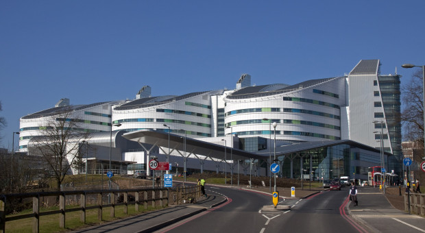 Szpital królowej Elżbiety w Birmingham należący do NHS (fot. Tony Hisgett/Wikipedia/CC BY 2.0) Brytyjska służba zdrowia będzie potrzebować ponad milion dodatkowych pracowników
