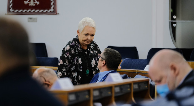 Wniosek o odrzucenie noweli w całości złożyła senator KO Magdalena Kochan. (fot. PAP/Mateusz Marek) 500 plus wyłącznie online. Pomysł budzi spore emocje