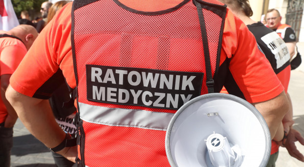Na razie nie widać nadziei na zakończenie sporu (fot. PAP/Tomasz Gzell) Medycy bez woli porozumienia. "Wyzwalaczem protestu dodatki covidowe"