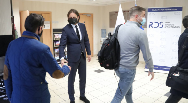 Wiceminister zdrowia Piotr Bromber (fot. PAP/Wojciech Olkuśnik) Ciąg dalszy negocjacji. Rozpoczęło się kolejne spotkanie medyków i MZ