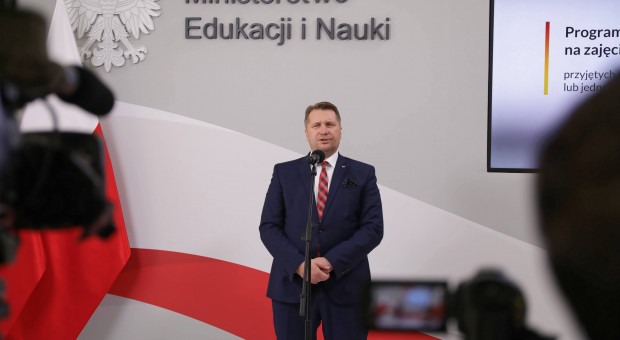 Szef MEiN Przemysław Czarnek (fot. PAP/Albert Zawada) Minister ma dość "przykrej konieczności", apeluje o zmianę
