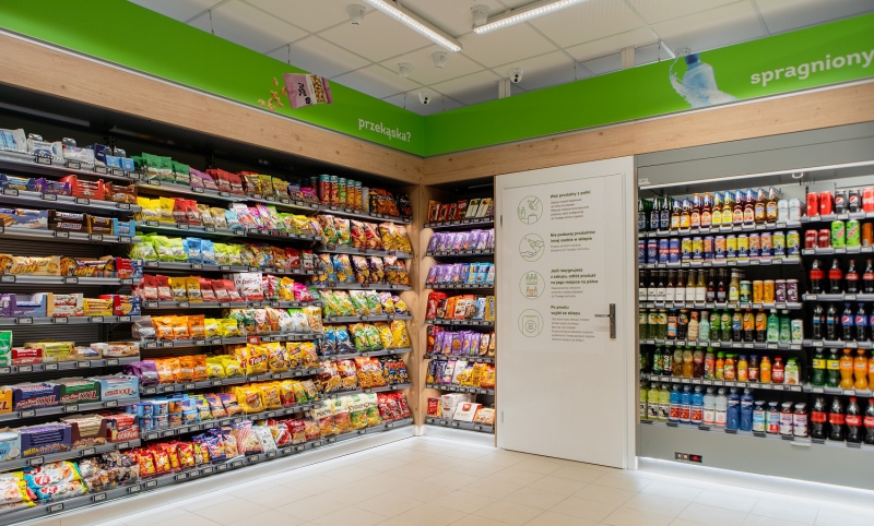 W każdej placówce znaleźć można około 500 różnych produktów, wśród nich słodycze, dania gotowe, przekąski słone i słodkie oraz napoje, także gorącą, świeżo mieloną kawę z ekspresu (Fot. mat. pras.)