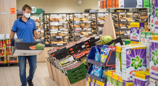 Lidl Polska wprowadził dodatek za pracę w niedziele dla pracowników sklepów i magazynów (Fot. PAP/dpa/Lino Mirgeler) Kolejna sieć wprowadza dodatek za pracę w niedziele