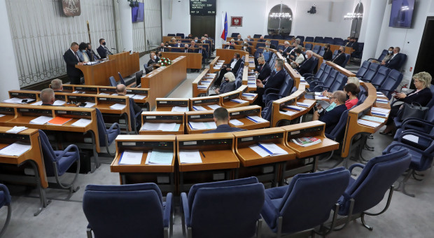 Ustawa wprowadzająca stopniowo zakaz handlu w niedziele weszła w życie 1 marca 2018 r. (fot. PAP/Tomasz Gzell) W niedziele w sklepach będą mogli pracować studenci i emeryci?