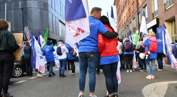 Zdaniem OPZZ, aby zrekompensować pracownikom inflację w 2021 r., podwyżka powinna wynieść co najmniej 12 proc. (Fot. PAP/PiotrNowak) Pracownicy sfery budżetowej protestują przed MRiPS
