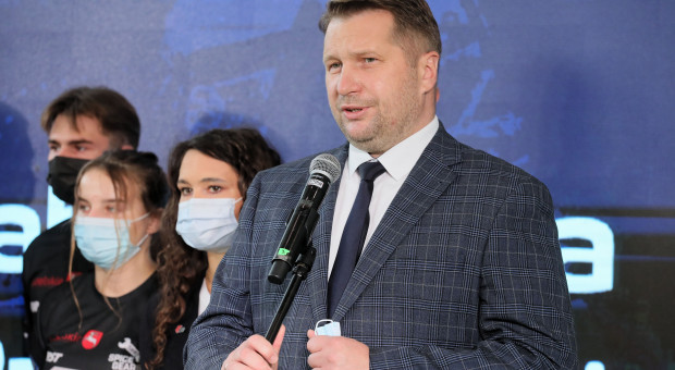 Minister edukacji i nauki Przemysław Czarnek (fot. PAP/Paweł Supernak ) "Nie ma szans, byśmy kierowali dzieci i młodzież na naukę zdalną"