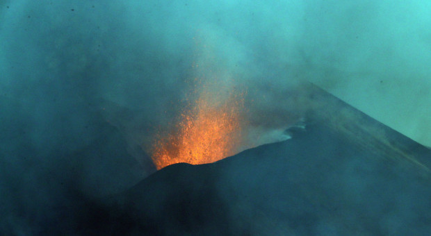 Wulkan Cumbre Vieja na wyspie La Palma (fot. PAP/EPA/ELVIRA URQUIJO Lawa wdarła się do fabryk. Wielka ewakuacja