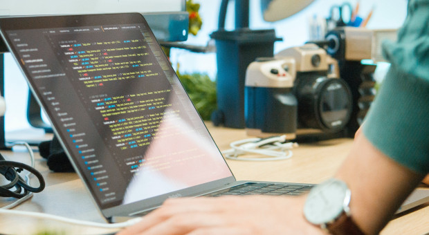 Polskie firmy najchętniej chcą zatrudniać programistów na stanowisku mid (Fot. Fatos Bytyqi/Unsplash) Polskie firmy szukają programistów na Wschodzie