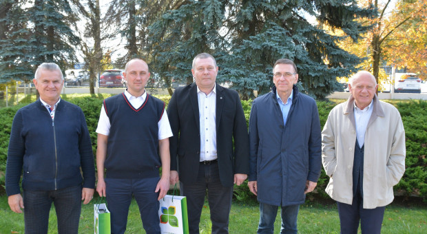 We wtorek prezydent Piotr Grzymowicz podziękował obu pracownikom olsztyńskiego MPK (fot. UMO) Listy gratulacyjne dla motorniczego i dyspozytora, którzy reanimowali pasażerkę tramwaju