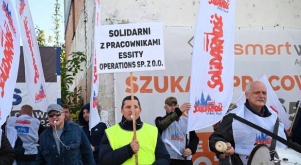 Przed budynkiem pikietowało ok. 150 związkowców (fot. solidarnosc.org/M.Kamiński) Pikieta przed Essity Operations Poland. Firma odpowiada na zarzuty