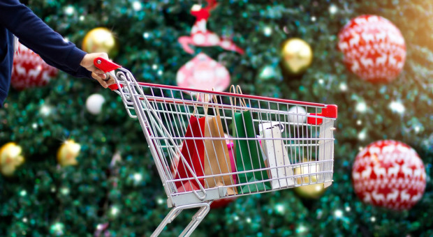 Całkowita kwota przeznaczona na specjalne bony noworoczne dla pracowników Auchan to ok. 9 mln zł (Fot. Shutterstock) Znana sieć handlowa rozda pracownikom kilka milionów złotych
