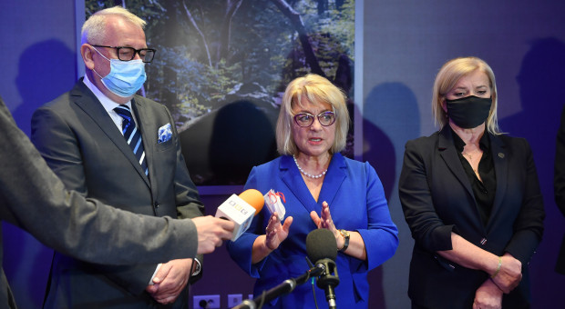 Prezes Naczelnej Rady Lekarskiej Andrzej Matyja, prezes Naczelnej Rady Pielęgniarek i Położnych Zofia Małas i prezes Krajowej Rady Diagnostów Laboratoryjnych Alina Niewiadomska (fot. PAP/Radek Pietruszka) Prezesi samorządów zawodów medycznych chcą powrotu do rozmów