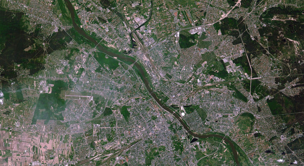 Obraz satelitarny ma pomóc m.in. w wykryciu niezgłoszonych fiskusowi basenów czy przybudówek (fot. Axelspace Corporation/Wikipedia/CC BY-SA 4.0) Zdjęcia satelitarne pomogą wykryć nieuczciwych podatników