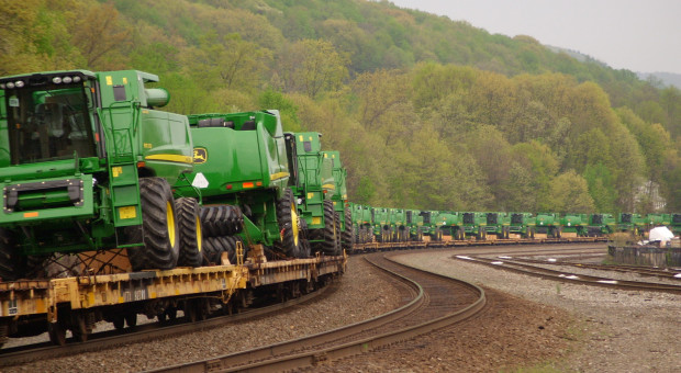 John Deere to największy producent maszyn rolniczych na świecie (fot. Lawrence Fink/Wikipedia/CC BY-SA 3.0) Wielki strajk amerykańskich pracowników. To największy protest od dwóch lat