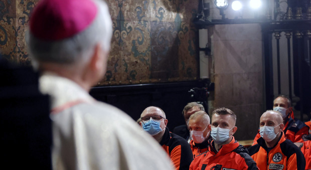 Uczestnicy I Ogólnopolskiej Pielgrzymki Ratownictwa Medycznego podczas mszy św. w Kaplicy NMP na Jasnej Górze (fot. PAP/Waldemar Deska) Ratownicy medyczni pielgrzymowali na Jasną Górę
