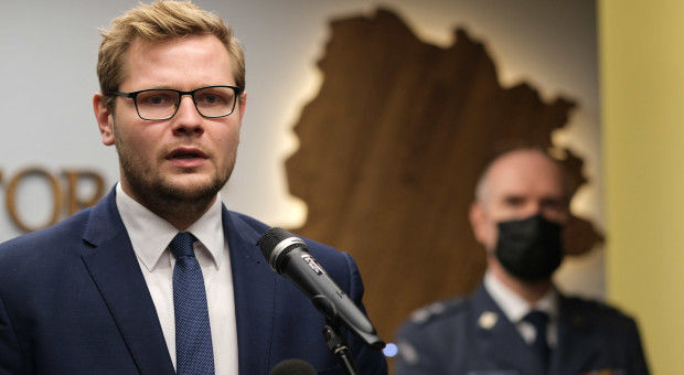 Wiceminister sprawiedliwości Michał Woś podczas briefingu prasowego w siedzibie Okręgowego Inspektoratu Służby Więziennej w Katowicach (fot. PAP/Hanna Bardo) Więźniowie będą sprzątać lasy i sadzić drzewa